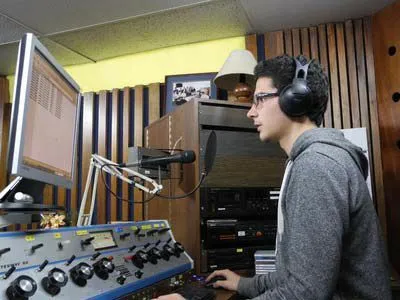Voluntarios de corto plazo de la DMG trabajando en un estudio de Radio HCJB en Ecuador.