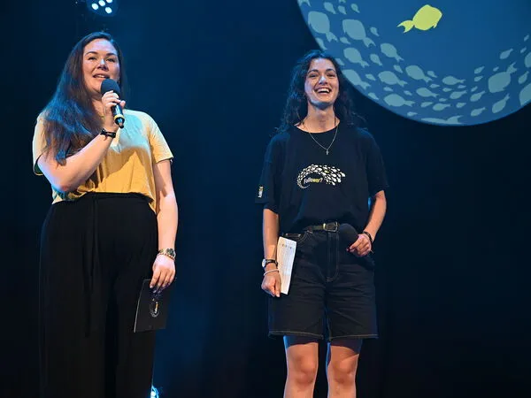 Corinna (empleada de la DMG) y Caro (voluntaria anterior de la DMG) moderan el JuMi24.