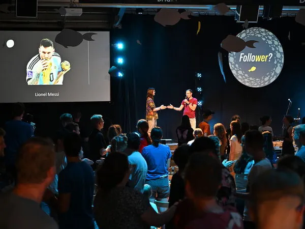 Siggi Waldmann, coordinador de jóvenes del Centro de Vida Adelshofen, modera el juego de Followers en el JuMi24.