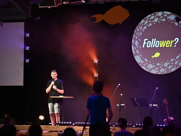 Ole Kratzat del Centro de Vida Adelshofen predica sobre el tema "Followers".