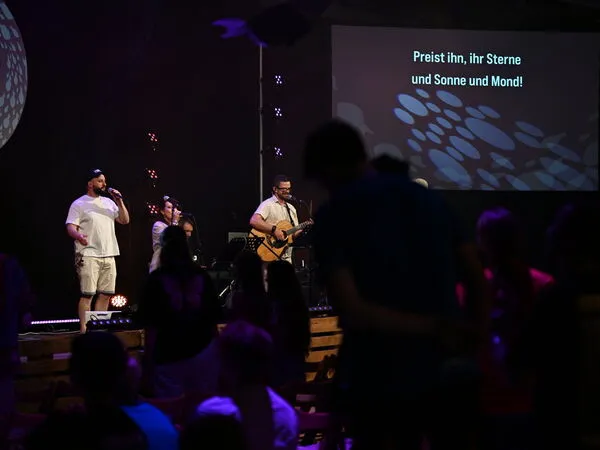Alabanza con Generation Alive Ministries en el JuMi24.