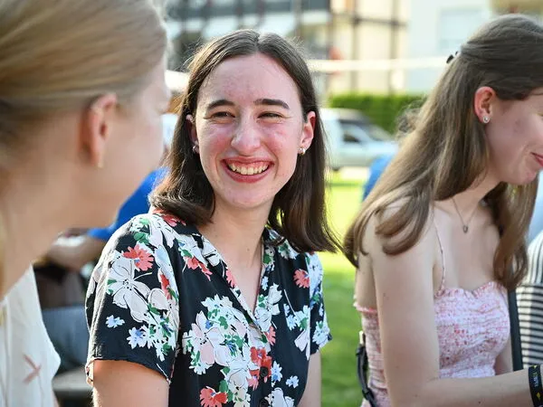 Tres participantes del JuMi 24 disfrutan de la comunión.