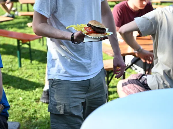 La comida en el JuMi24: hamburguesas con papas fritas.