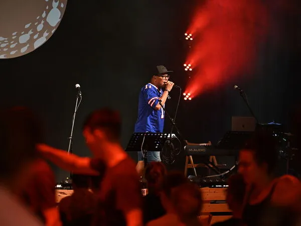 Vladimir Alejo de Generation Alive Ministries canta una canción de hip-hop en el JuMi24.