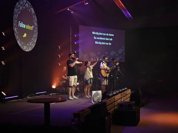 Generation Alive Ministries anima la alabanza en el JuMi24.