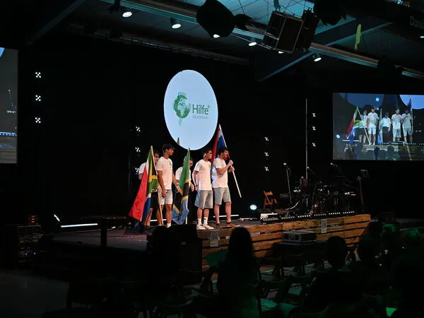 Los Shorties de HdA (Ayuda que Llega) se presentan.