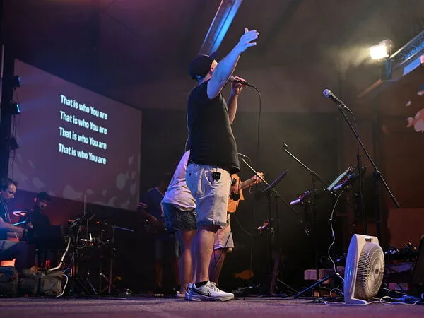 Alabanza con la banda de Generation Alive Ministries.