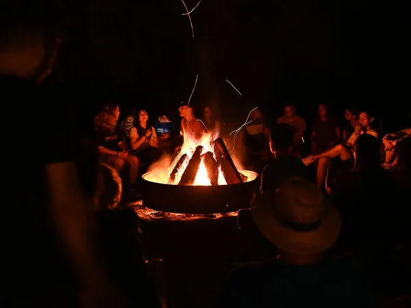 Hoguera por la noche en el JuMi24.