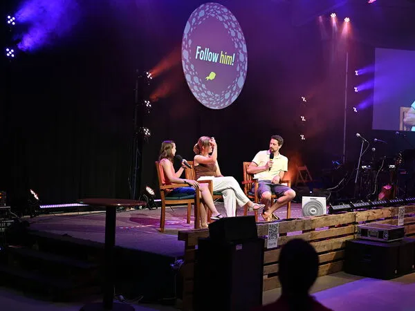 Misioneros y Shorties conversan entre sí: Cómo se sigue a Jesús en la vida cotidiana.