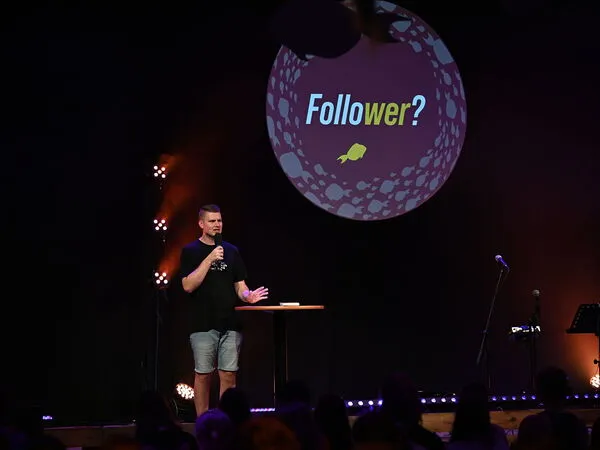 Ole Kratzat del Centro de Vida Adelshofen predica sobre el tema "Followers".