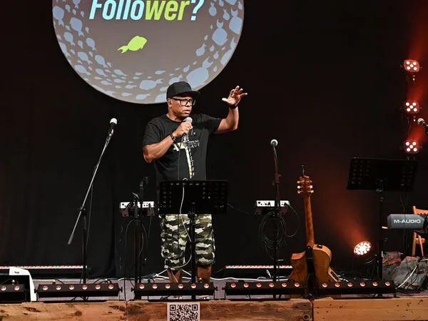 Vladimir Alejo de Generation Alive Ministries da un breve mensaje antes del silencio.