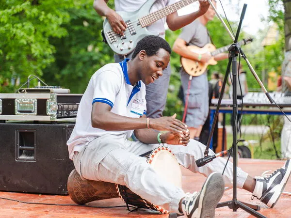 Música callejera de Kenia con tambores y tres guitarras en la parrilla