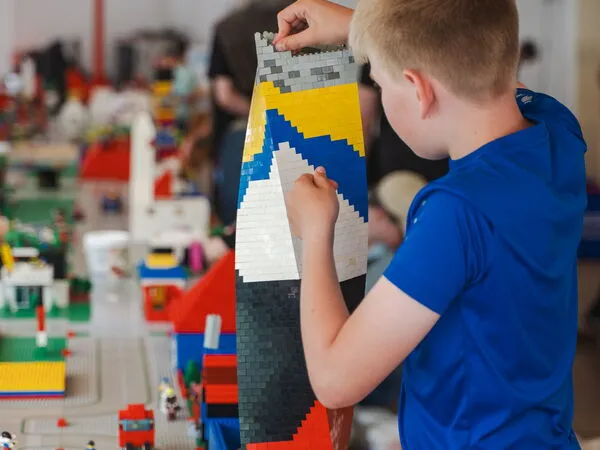 Los niños se convierten en arquitectos en la ciudad LEGO en la sala de conferencias