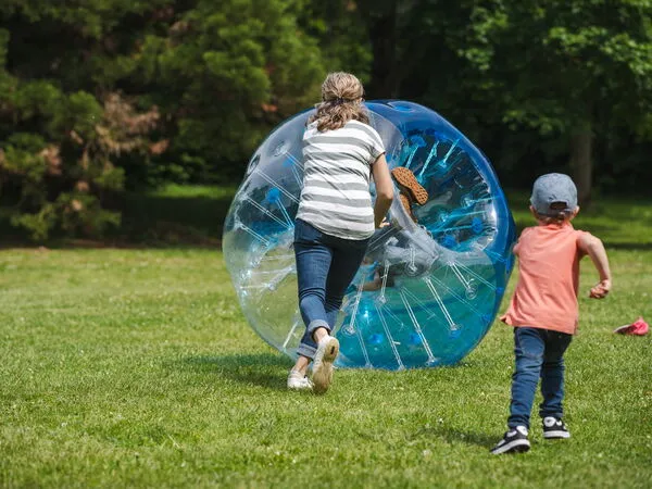 Mucho movimiento con balones de Bubble Soccer