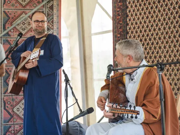 Música árabe en el servicio religioso en tienda