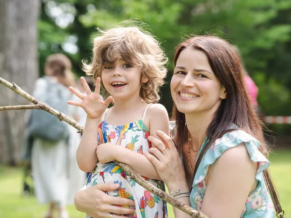 Momento madre-hija: Una fiesta en el Día de las Madres para toda la familia