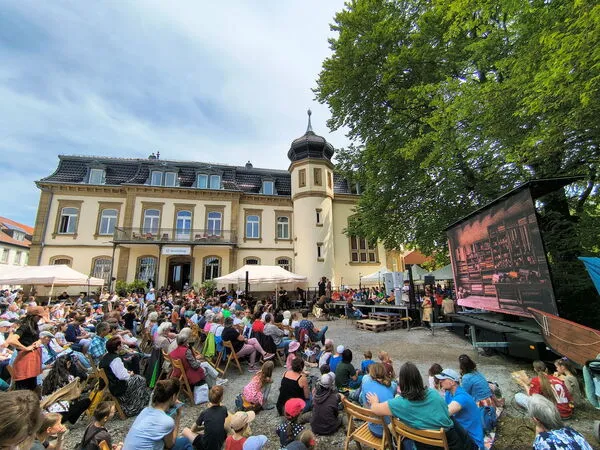 Todos los asientos están ocupados en el musical en el patio del castillo