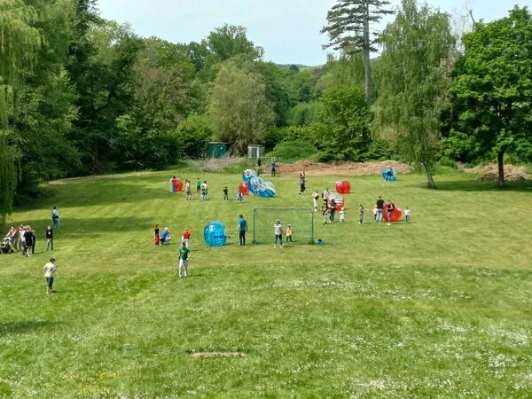 Bubble Soccer en el prado del castillo