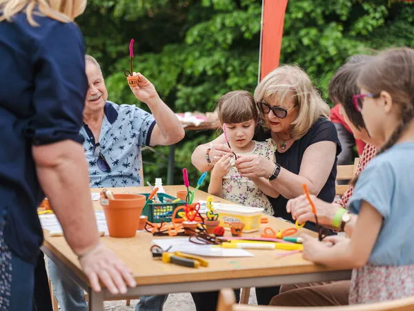 Los niños hacen manualidades de flores para el Día de las Madres