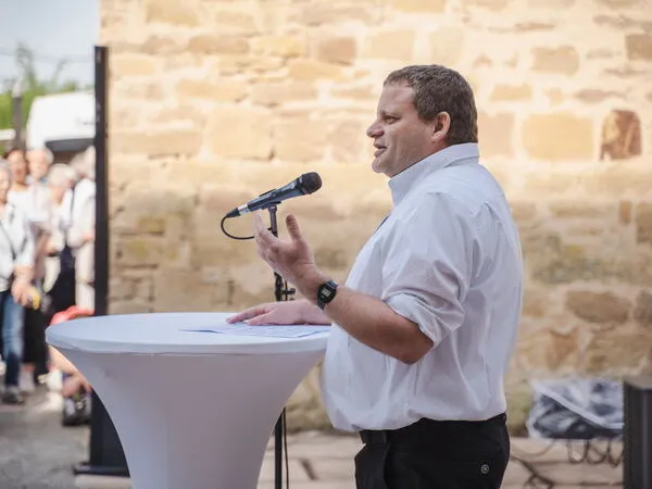 El director de misiones Simon Bohn en el evento de apertura