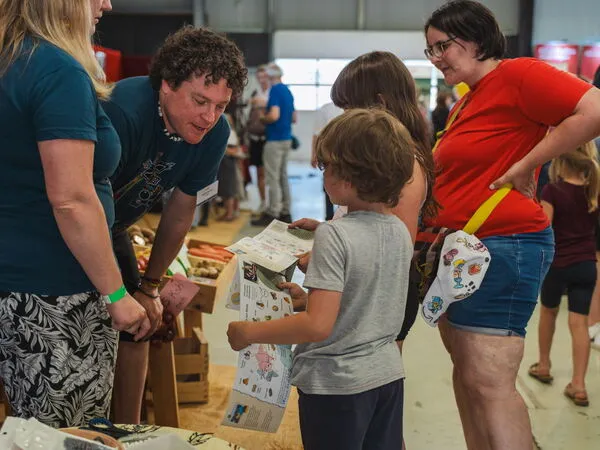 Los niños recibieron su propio cuaderno de explorador en el día de experiencias