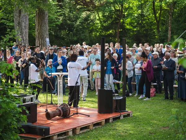 Practicar danzas - al aire libre en el servicio religioso africano