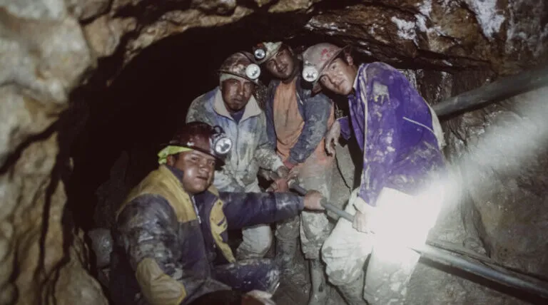 Trayendo la luz de Dios a la oscuridad de las minas en Bolivia