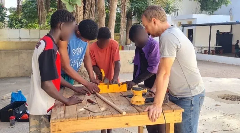 La carpintería y el evangelio ofrecen esperanza a los niños de la calle senegaleses.