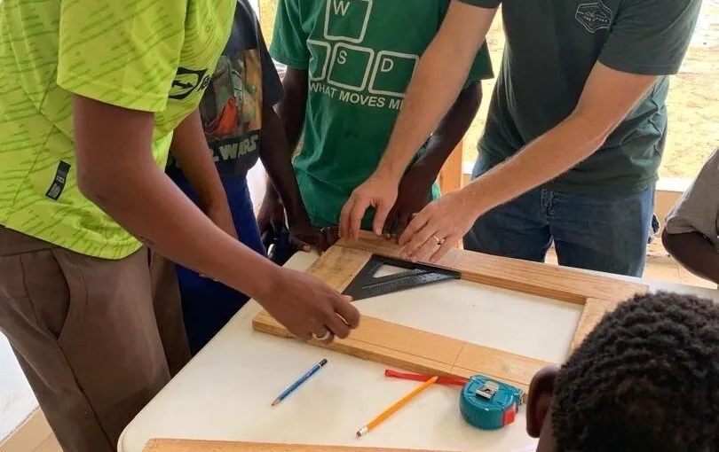La carpintería y el evangelio ofrecen esperanza a los niños de la calle senegaleses.