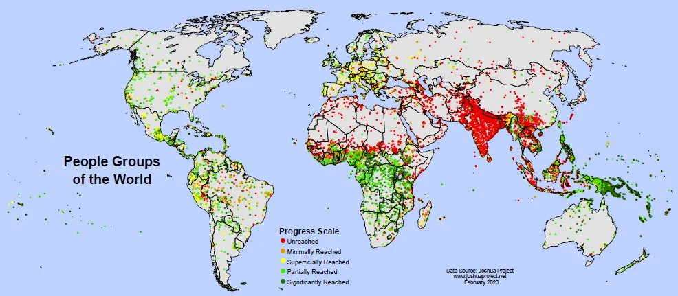 Un mapa mundial titulado 'Grupos de Personas del Mundo' con una 'Escala de Progreso' que indica diferentes niveles de alcance, utilizando colores desde rojo hasta verde oscuro para mostrar la distribución y el alcance de los grupos de personas a través de las regiones, basado en datos de Joshua Project a partir de febrero de 2023
