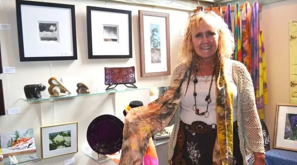 En sus memorias Lifted, Cindylou Barclay muestra cómo Jesús usó el arte para sanar su trauma.