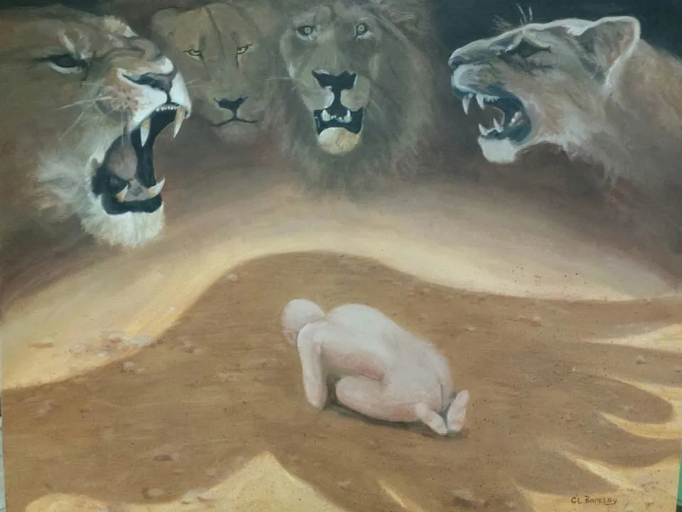 Una persona acurrucada en el suelo rodeada de cuatro grandes leones rugientes en una postura agresiva.