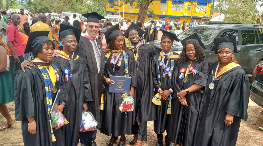 Siete terapeutas dentales se gradúan en Liberia, marcando un hito para la atención dental.