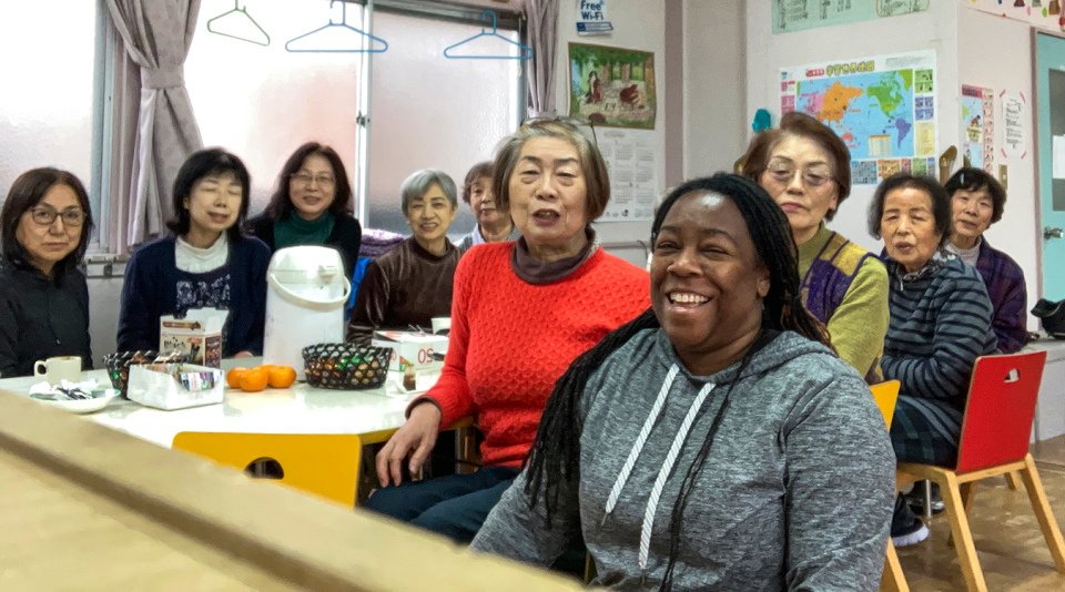 Las mamás japonesas ayudan a Tia a compartir el evangelio.