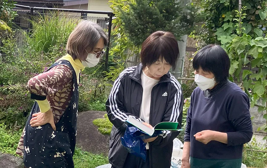 Las mamás japonesas ayudan a Tia a compartir el evangelio.
