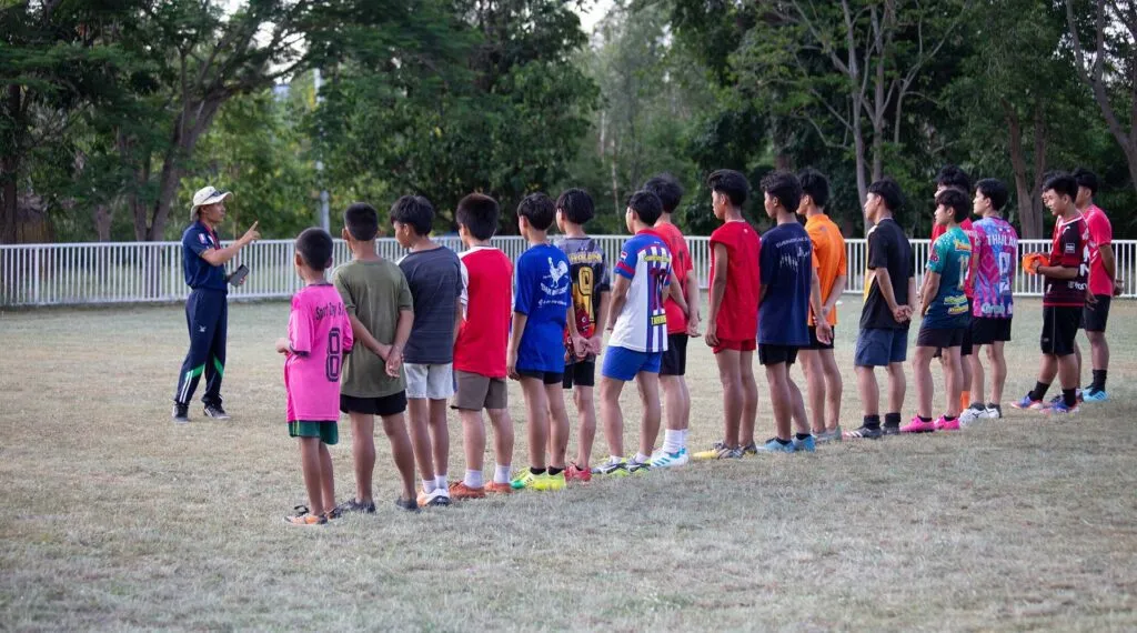 En Tailandia, el Pastor Gloh está utilizando el fútbol para enseñar a los jóvenes sobre Jesús.