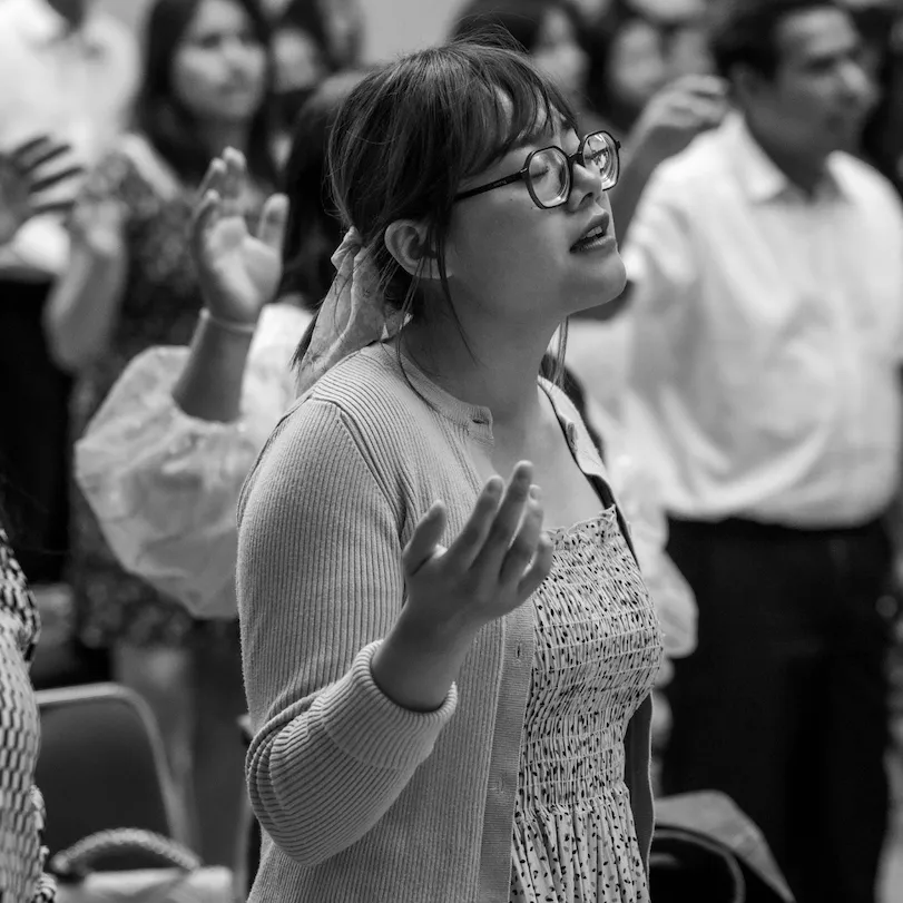 Lizzie ayuda a las jóvenes a encontrar pertenencia en Perú