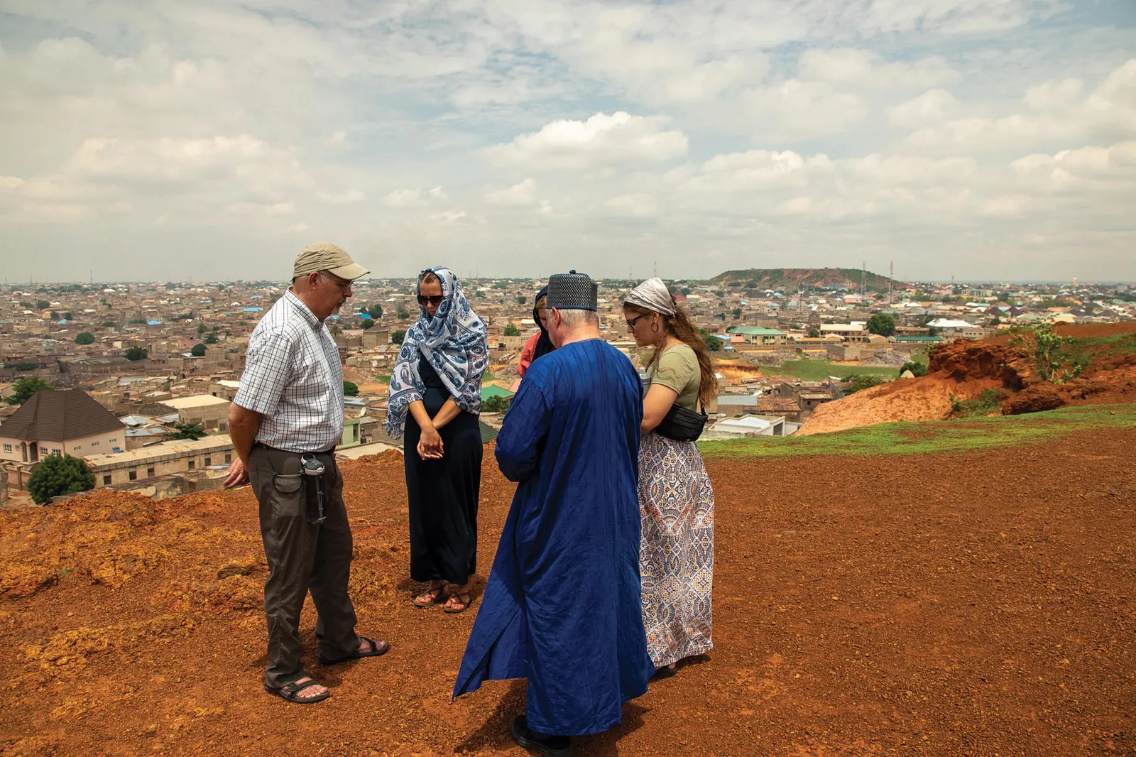 Por la Oración y por la Fe: 100 Años de Misión en África