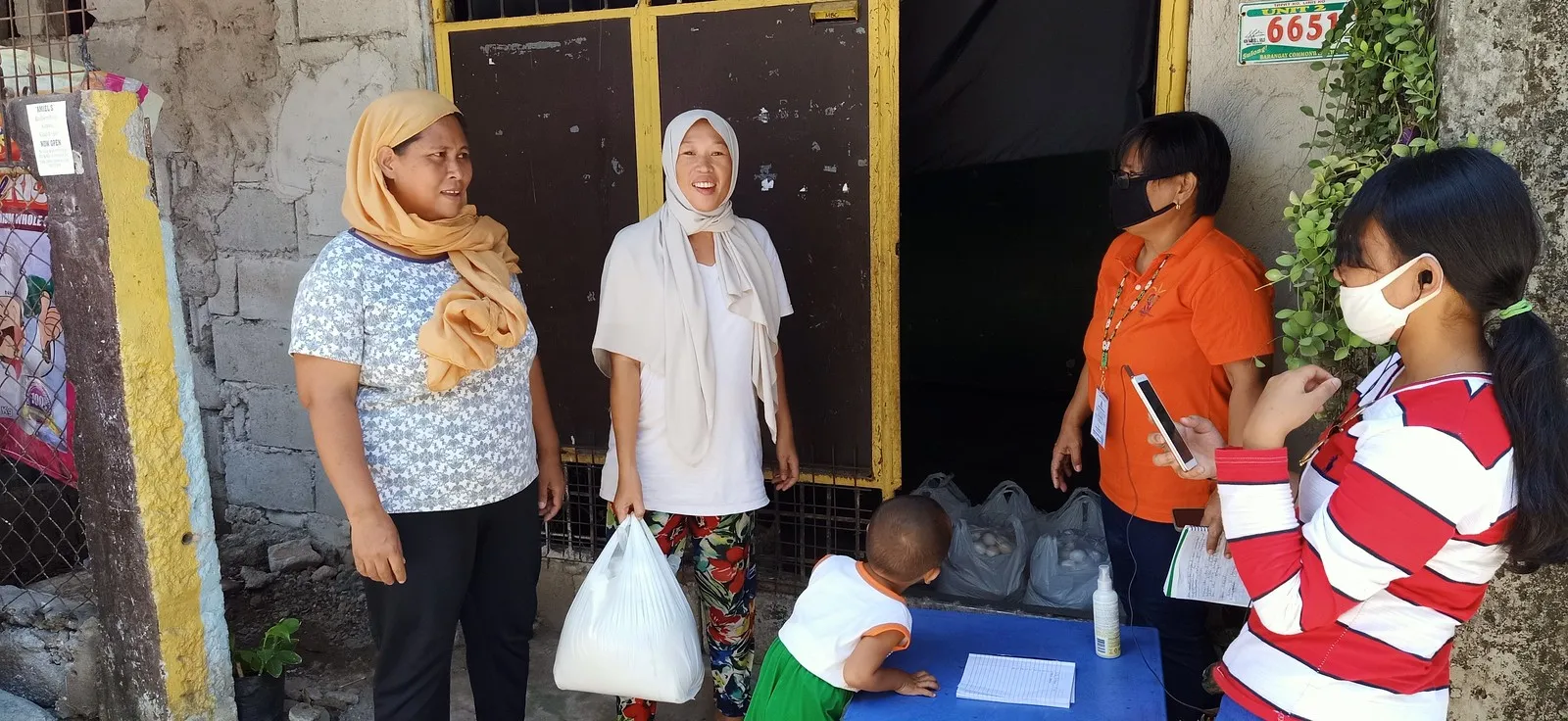 Cristianos filipinos proporcionan bienes de ayuda durante la pandemia