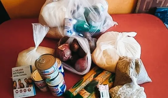 Los refugiados venezolanos en Perú reciben ayuda alimentaria semanal.