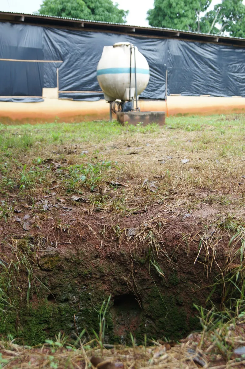 El pozo que no dio nada en primer plano, y el que permitió encontrar agua 7 metros más allá