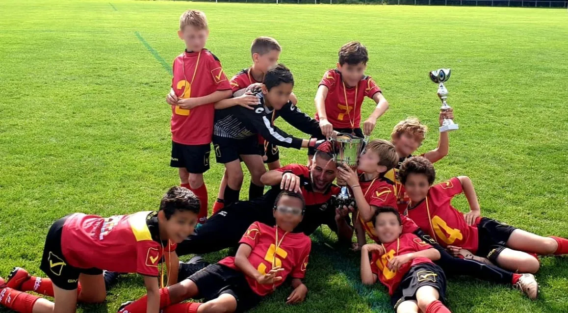 Florent con su equipo U11 de Floirac que acaba de ganar una competencia este año