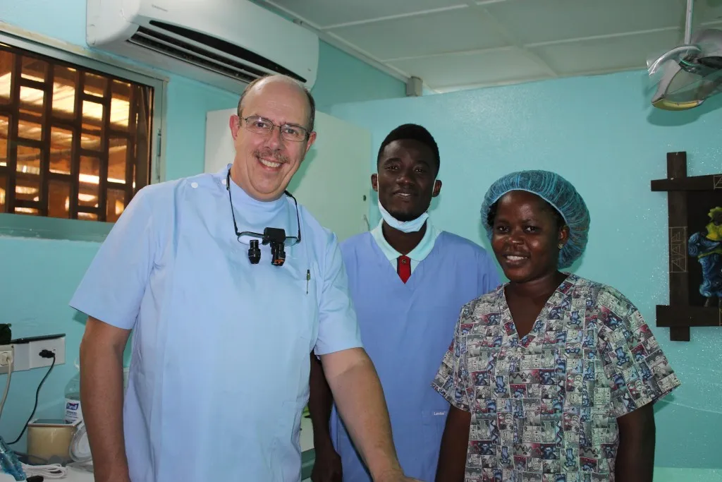 Dentista misionero honrado con un OBE