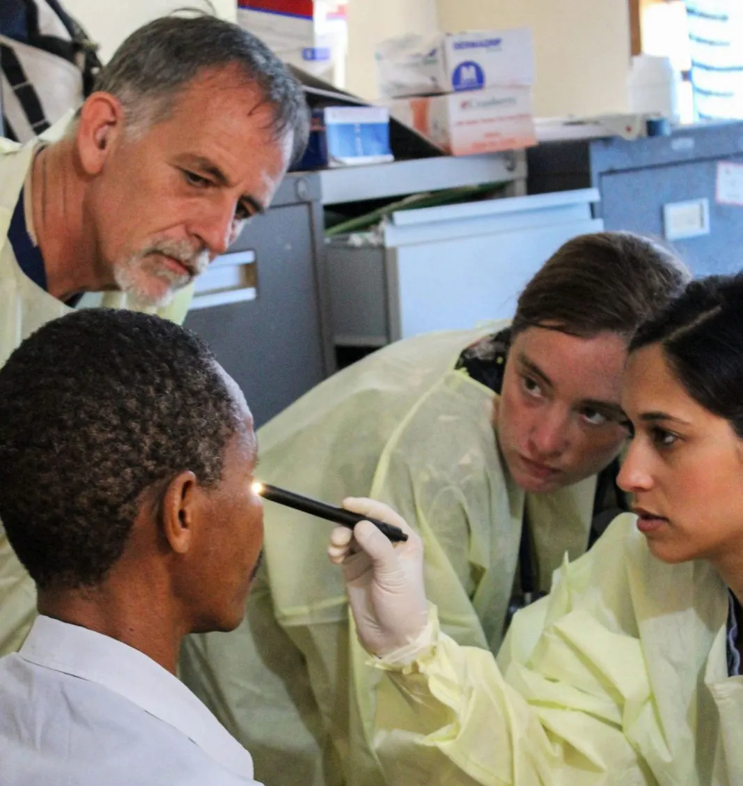 Tratando a los sobrevivientes de Ébola en Liberia