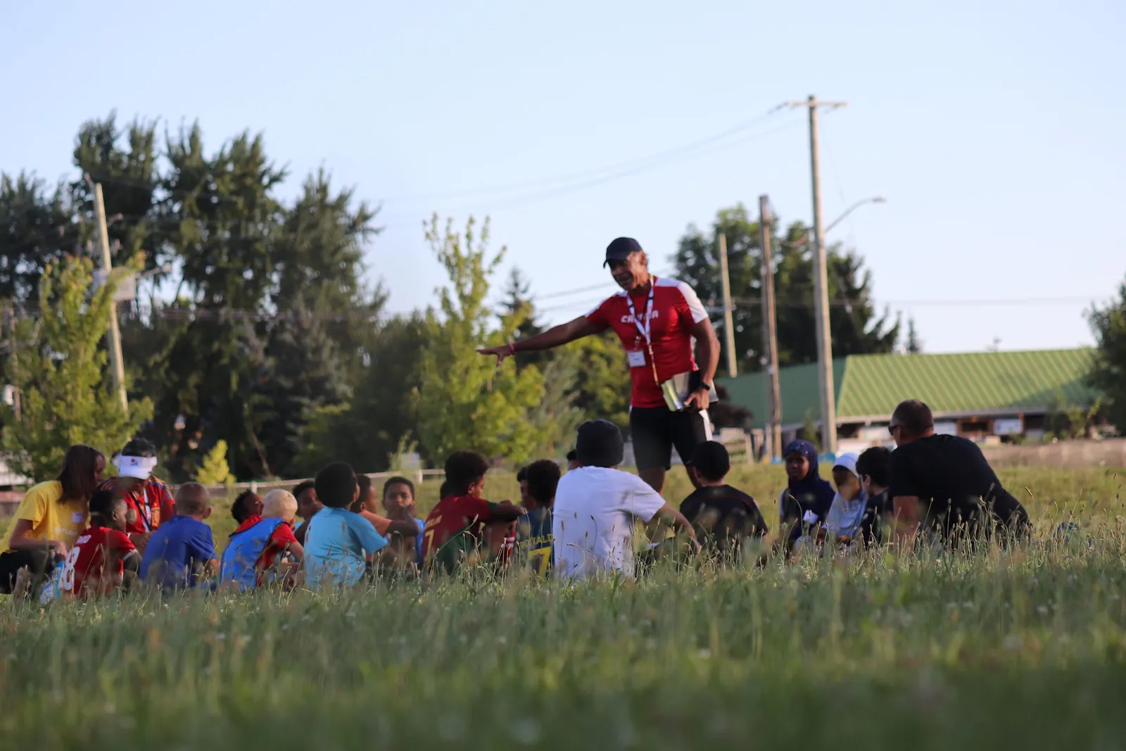 Jóvenes Jubilados Encuentran Nuevo Ministerio en la Enseñanza de Fútbol